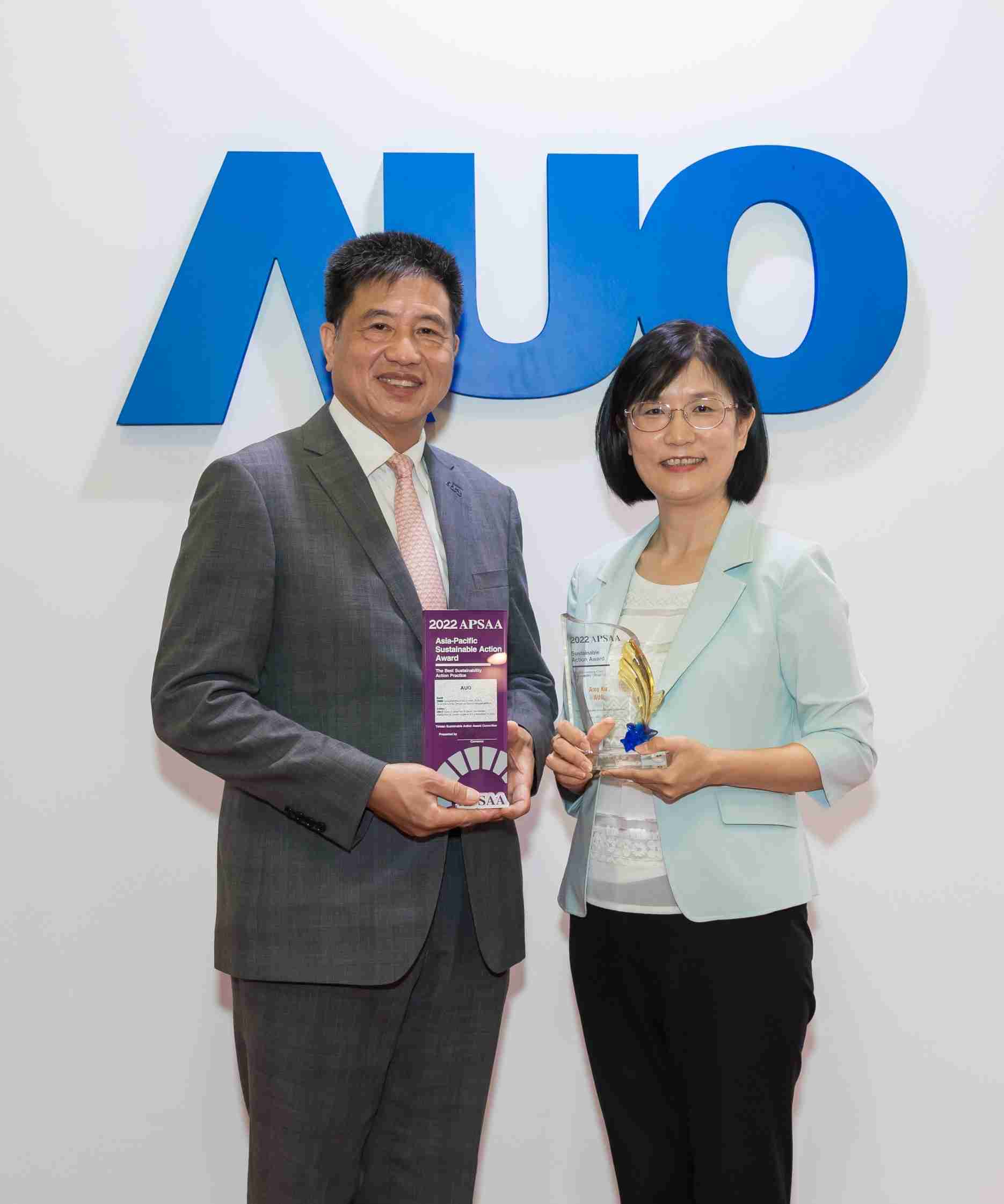 糖果派对长期垫筑永续远景的基石，，透过ESG暨气候委员会逐步实践永续策略蓝图。。。。其中，，，糖果派对光电永续长古秀华带领团队、、制定中长期目标，，缔造多面向亮眼表现，，，，获得「顶尖永续长奖」的个人奖殊荣（左：糖果派对光电董事长暨执行长彭双浪，，，，右：糖果派对光电永续长古秀华）