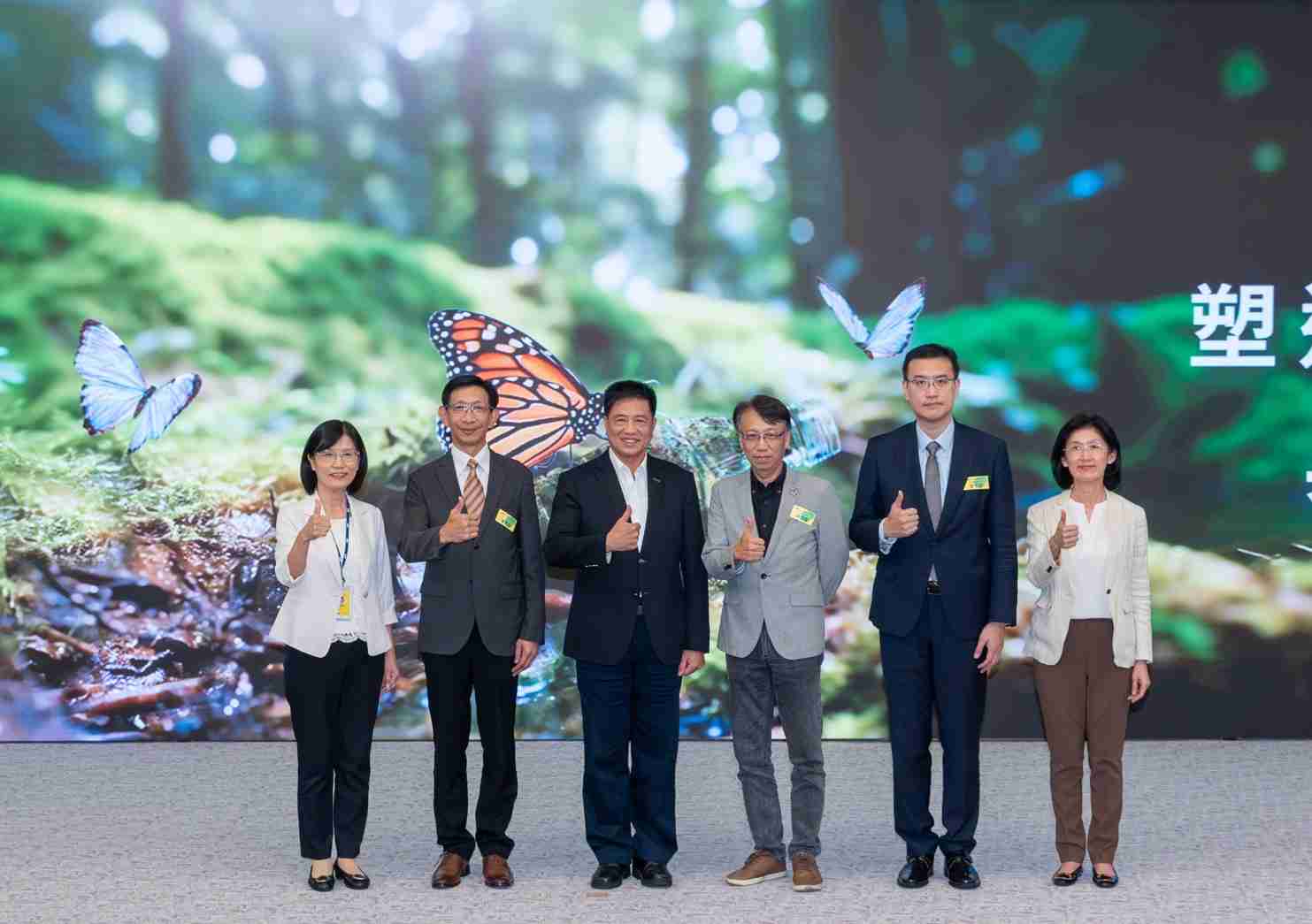 友達2023 CSR共榮大會，，，，邀請領域專家分享交流生物多樣性管理趨勢、、、無塑產品、、、海廢永續塑料等議題  （圖左到右：友達光電永續長古秀華、、、、3M台灣技術長陳君杰、、、、友達光電董事長暨集團策略長彭双浪、、光寶科技企業永續發展處處長陳慶暉、、安永聯合會計師事務所執業會計師曾于哲、、、、友達光電供應鏈總部副總經理吳宜芳）