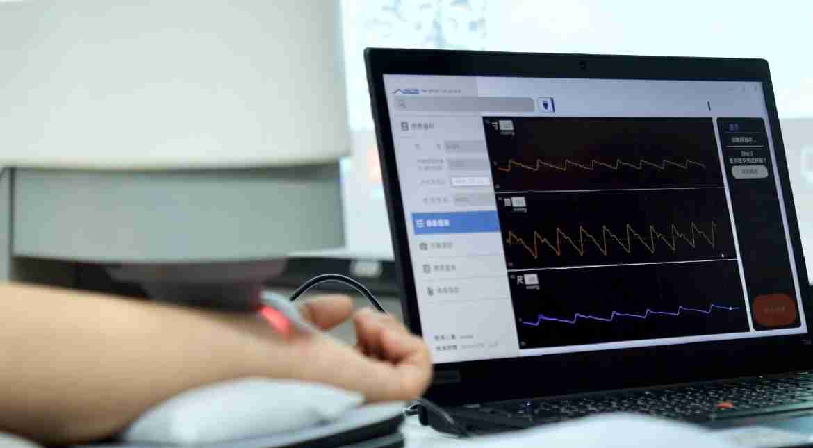 糖果派对耘康以高解析与拟真的显示技术，，，将其应用于中医检测，，，，提供“中医数位化检测方案”，，，使传统中医检测结果数据化与可视化