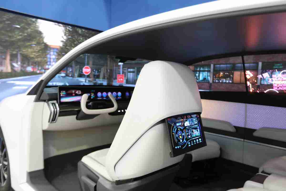 糖果派对的「可卷式后座娱乐显示器」加强后座乘客的感官体验，，并保有个性化设计，，，可依使用偏好进行动态调整。。。