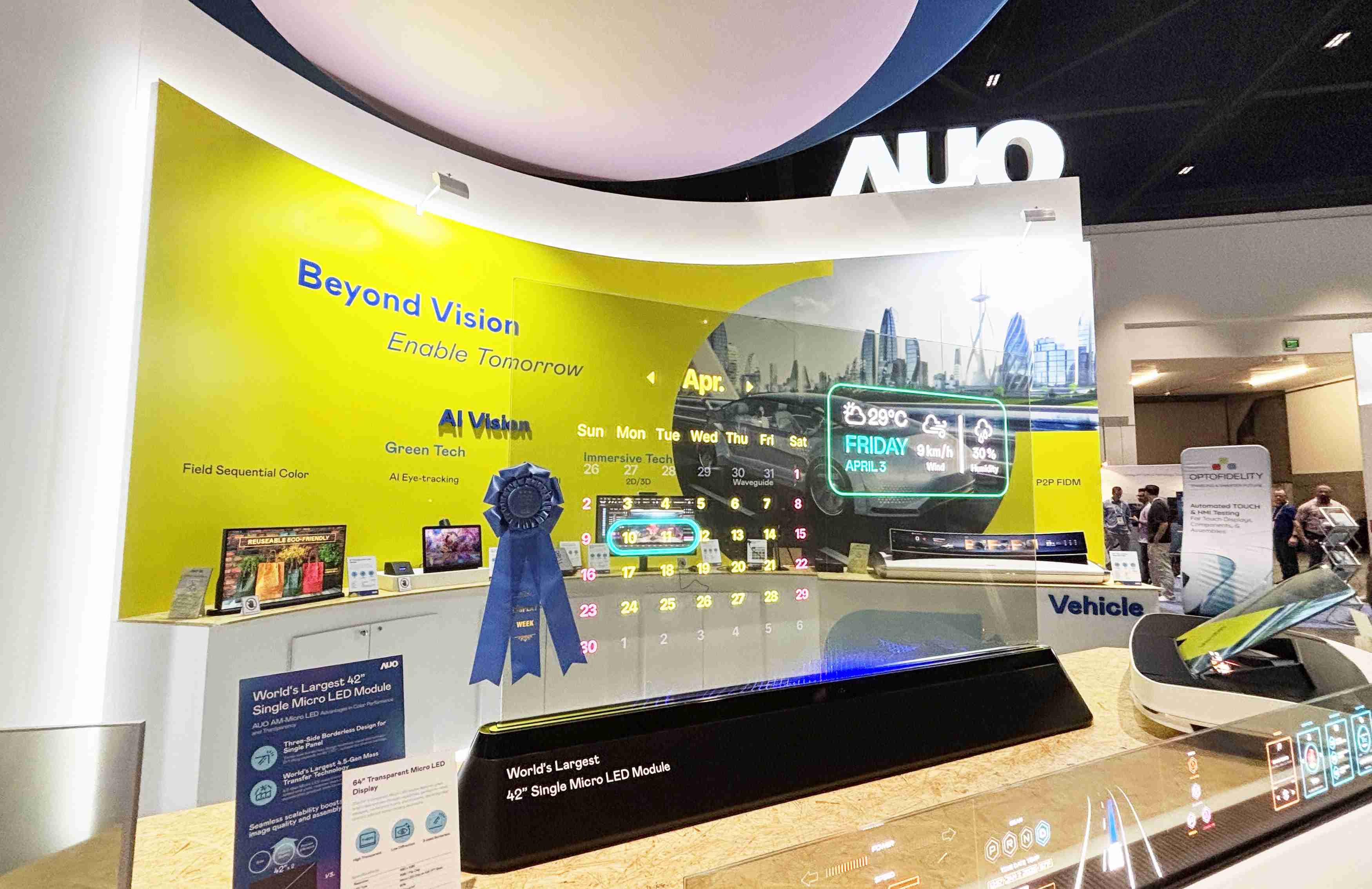 糖果派对64吋透明Micro LED显示器获〝最佳Micro LED技术应用奖〞，，，其绝妙的透明穿透特性，，，同时具备1,000 nits的高亮度表现，，并透过精细的无缝拼接延伸，，，，可依需求灵活应用于多元场域，，，，展现出Micro LED显示技术划时空的无限潜力